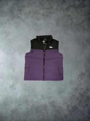 Svart och lila dunväst från Stay United - Cool dunväst från Stay United i svart och lila med hög krage och dragkedja framtill. Västen har två snedställda fickor och en stilren logga på bröstet. Perfekt för lager-på-lager under kalla vintern. Aldrig Andvänd!