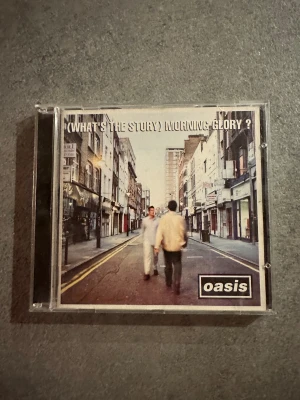 oasis cd - bra skick, skivan är lite repig men alla låtar kan spelas!