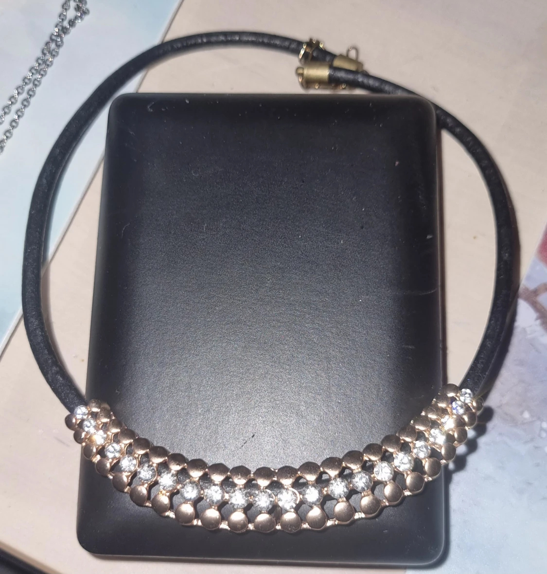 Svart halsband med guld och strass - 1