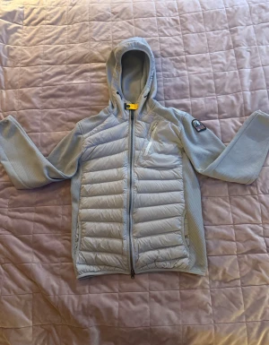 Parajumpers Cardigan - Hej! Säljer en grå Parajumpers cardigan i storleken S/170. Skicket är 10/10! Finns inga defekter eller syn på användning!🤩 Köpte på outnorth.com för 5000kr.Vid funderingar är det bara att skriva till mig✍️