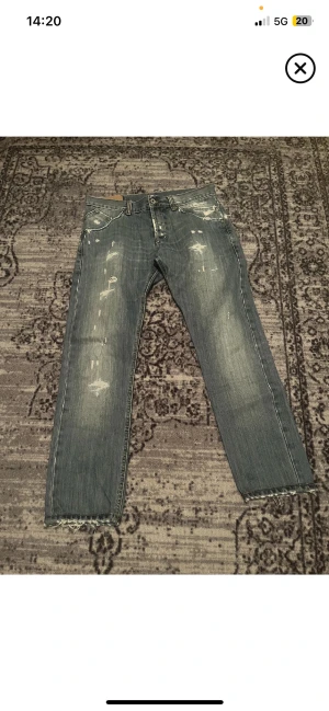 Feta dondups - Snygga blå jeans från Dondup. Feta slitningar. Ingen defekter, otroligt bra skick. Skicka pm för mer frågor ! 
