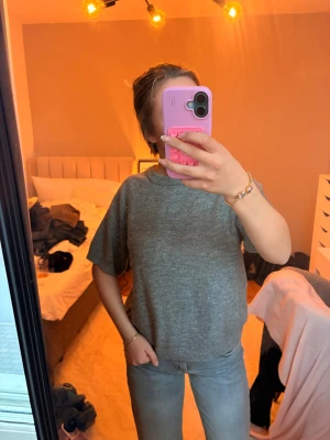 Grå stickad tröja med kort ärm från Lager 157 - En enkel och stilren grå stickad tröja från Lager157 med korta ärmar som funkar till det mesta. Den är i storlek 160 men skulle säga att det är som en XS. Pris kan diskutera och det är bara att skiva om man har några frågor eller funderingar/ mvh Amanda❣️