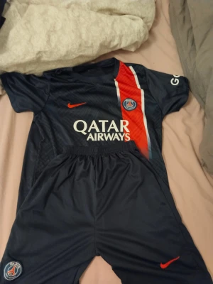 Sport tröja och short - 199kr per en set tröja och shorts köp allting för 499kr