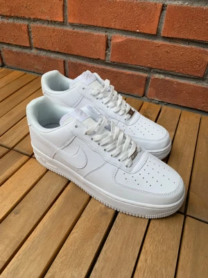 Air Force 1 - Fräscha Nike Air Force 1 sneakers. De har bara testats men är inte riktigt min stil. I nytt skick. Storlek 44. 