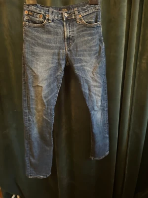 Blå Ralfh lauren jeans - Blå jeans från Ralfh lauren. Helt okej skick. Str 152 cm. Pris 200kr