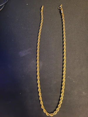 Guldhalsband  - Säljer ett guldhalsband som jag fick men har ingen nyta av den därför jag säljer den ingen spricka eller den är sönder eller något väldigt bra skick och väldigt finnt säljer den väldigt billigt 