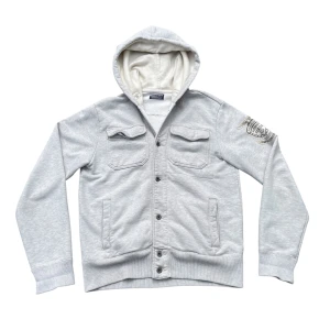 Ralph Lauren Cardigan - Säljer nu denna skitsnygga RL hoodie/jacka. Perfekt för kyliga kvällar! . Längd fr axeln: 64cm, armlängd fr axeln: 67cm och bröstvidd: 55cm. Hör av dig vid minsta fundering🙌 