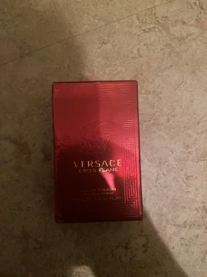 Versace Eros Flame Eau de Parfum - Versace Eros Flame Eau de Parfum, tillverkad i Italien. Volym: 71 ml. Ingredienser inkluderar alkohol denat, aqua (vatten), limonene, linalool, citronellol, citral, och geraniol. Snygg röd förpackning som sticker ut i mängden.