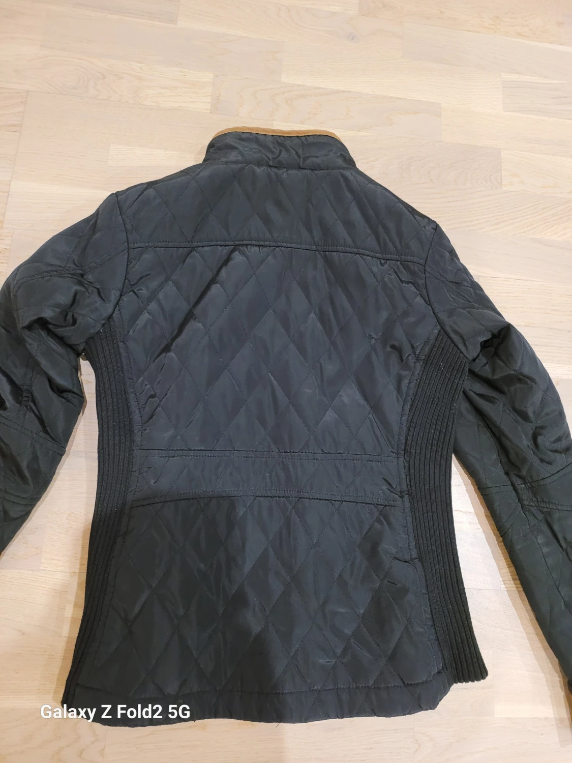 Svart quiltad jacka från Tindra - 2