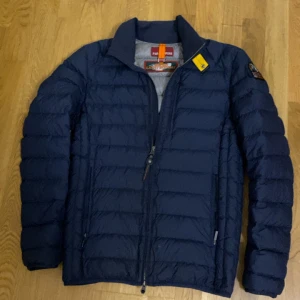  Parajumpers dunjacka - Säljer en as snygg Parajumper jacka. Det passar till dig som är 181-183 cm lång. Den har inga skador eller något. Fräscht jacka och bra för vintern nu. Äkta såklart 