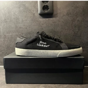Saint Laurent sneakers - Svarta sneakers från Saint Laurent. Skorna är i bra skick. Box påse bag och allt medföljer (inte skoblock då det har gått sönder). Hör av dig om du har några frågor!