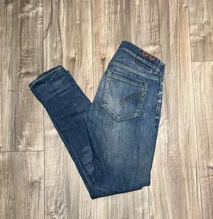 Dondup George jeans - Dondup George i super bra skick. Sitter riktigt bra. Passar mig som är 176. Strl 32. Hör av dig vid frågor