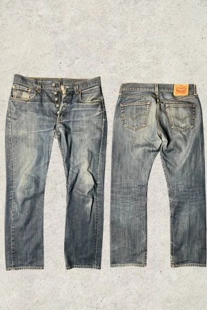 Levis - 501 - Riktigt snygga Levis 501or med ass najs fades. Dem har lite skavanker kring skrevet men annars allt bra inga hål. Storlek 32/32 vid fler funderingar är de bara att skriva mvh FABIANFASHION