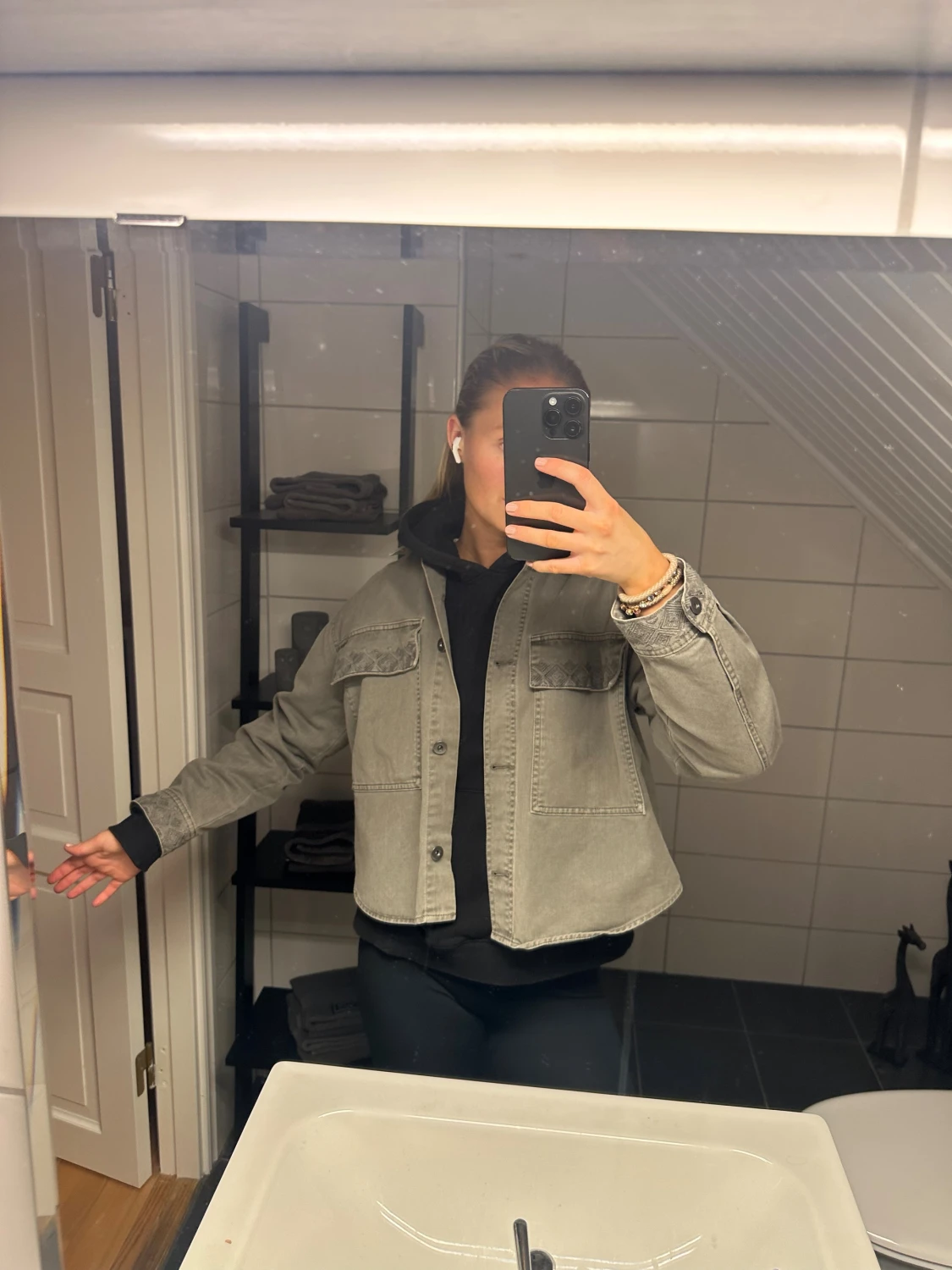 Grå  jeansjacka med broderi - 2