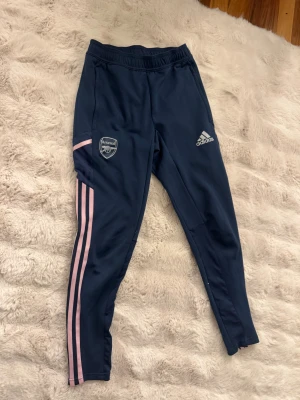 Träningsbyxor - Jättesnygga Arsenal träningsbyxor som du kan använda lika mycket hemma som när du tränar. Jättefint skick🥰