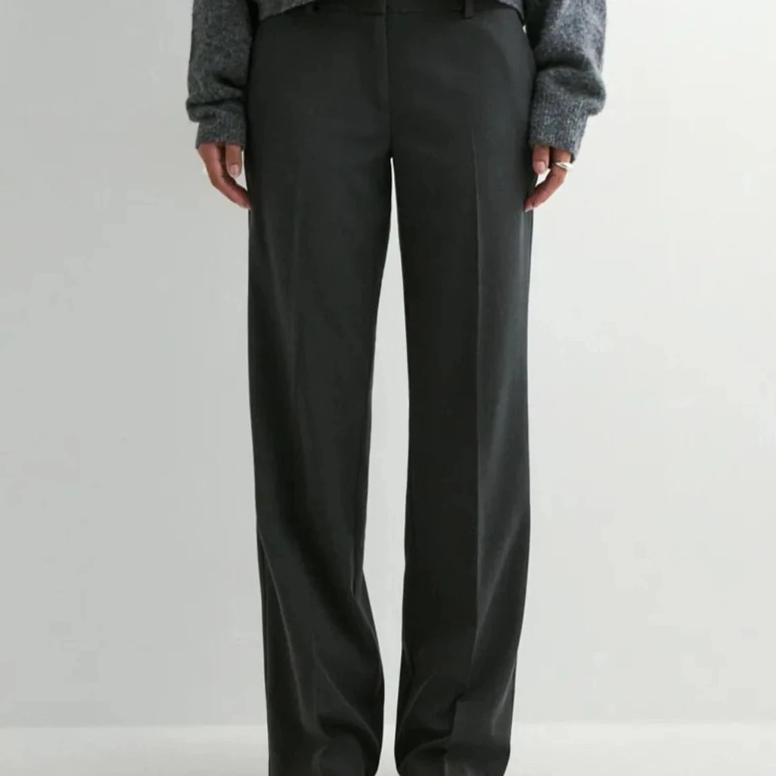 Mörkgrå lågmidjade kostymbyxor från Nelly