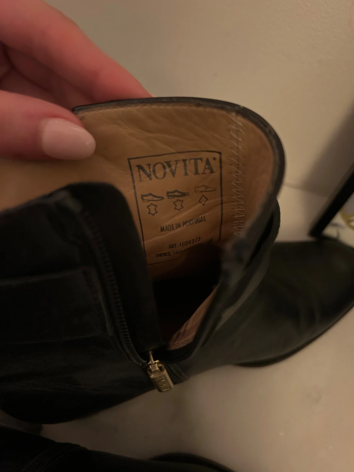 Svarta boots med klack från Novita - 1