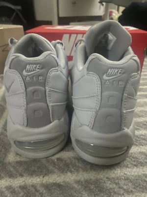 Nike Air Max 95 i ljusgrå - Nike Air Max 95 sneakers i ljusgrå färg med synliga Air-enheter i sulan. Ovandelen är en mix av mesh och syntetmaterial med vågiga paneler och snörning. Snygg, chunky siluett och platt sula som ger en sportig vibe. Perfekt för dig som gillar klassiska streetwear-skor.PRIS KAN DISKUTERAS.KÖPTE DE FÖR 2200KR har använt de lite. 
