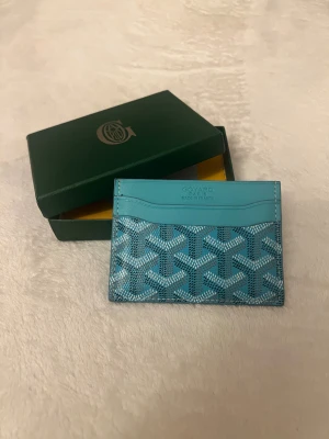 Blå card holder  - Helt ny card holder i blå färg. Skriv gärna för mer information