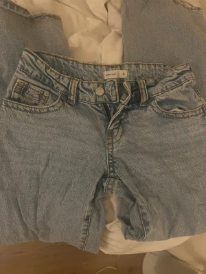 Lowwaist baggy jeans - Low waist baggy jeans från Gina i storlek 34. Dom är använda 1 gång💞 Säljer pga att de inte var min storlek