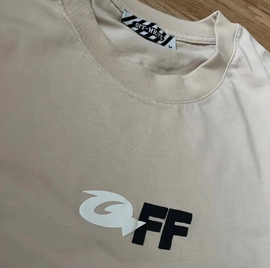 Beige Off-White t-shirt med tryck - 4