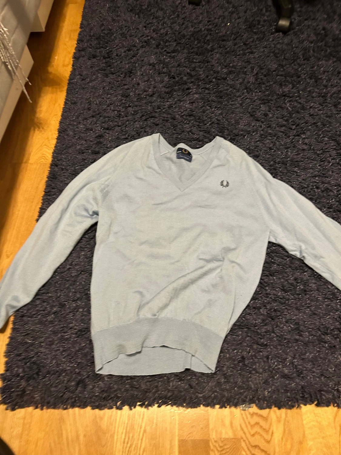 Ljusblå v-ringad tröja Fred Perry