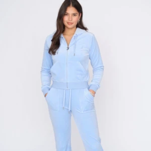 Ljusblå zip hoodie från Juicy Couture💗 - Supermjuk ljusblå hoodie från Juicy Couture med dragkedja, huva och broderad JC-logga på bröstet. Tröjan har ribbade muddar, känguruficka och snörning i huvan. Perfekt för chill dagar eller när du vill vara extra comfy❣️Pris kan diskuteras!!