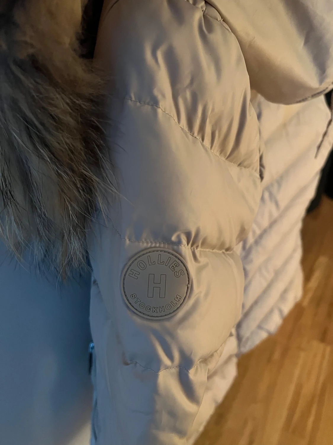 Beige pufferjacka med äkta päls  från Hollies - 3