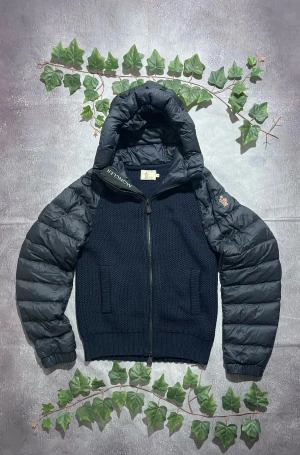 Moncler Tricot Grenoble i Navy Storlek M [ÄKTA] - 🎨 Färg: Mörkblå / Navy 📏 Storlek: Moncler 4, (M) ♻️ Skick: 9/10 – inga synliga skador eller fläckar 🧵 Material: Stickad kropp + dunfyllda nylonärmar och huva ✨ Detaljer: • Hybridjacka med värmande stickad front och rygg • Dunfyllda ärmar för extra värme • Quiltad, dunfylld huva med dragsko • Dragkedja framtill • Två framfickor • Ribbstickad nederkant för snygg passform • Moncler-patch på vänster ärm • Perfekt som höst- och vårjacka eller lätt vinterjacka ‼️ Skickas dagen efter köpet genomförs! ‼️