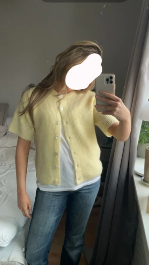 Ljusgul stickad kofta med pärlemorknappar - Superfin ljusgul stickad kofta med korta ärmar. Endast använd en gång så typ nytt skick! Köptes för 400☺️