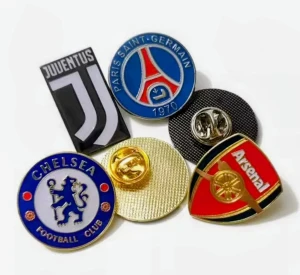 Fotbollspins med klubbmärken från klubbar i Premier League, La liga och serie A med flera - Pins från fotbollsklubbar i Premier League, La liga och serie A med flera  Följande finns att beställa: Ajax Arsenal  Aaron Villa Celtic Chelsea  Feyenoord  Inter Milan Köpenhamn FC Liverpool Manchester City Manchester United  Milan Napoli New Castle Roma Tottenham  Jag kan skicka en separat bild på den pin du vill köpa.