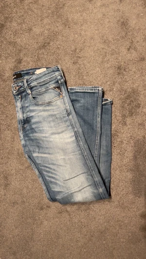 Replay Anbass ljusblå jeans, strl 31 - Säljer ett par ljusblå Replay anbass jeans i ett jätte bra skick. Jeansen är i storlek 31/32 och är bara använda några gånger. Skriv om ni har några funderingar!