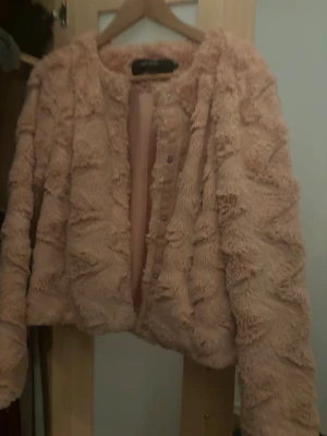 Teddyjacka - Teddy/pälsjacka från vero moda i en rosa korall färg, storlek S, lite smutsig i ärmarna, men tvättas innan frakt🥰