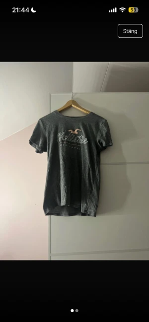 Hollister t-shirt - T shirt från Hollister. Ganska bra skick, lite nopprig. Pris går att diskutera!🩷