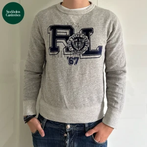 Tröja Polo Ralph Lauren - Tröja från Polo Ralph Lauren | Storlek: M (sitter som S) - Skicket på tröja är väldigt bra utan defekter - Vårat pris: 399 - Nypris: 2,199kr - Modellen är 185cm och väger 79kg. 