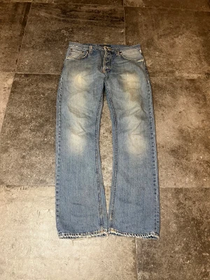 Vintage Nudie Jeans 2009 - Easy Emil - Tja! Säljer mina tvär sköna easy emils (straight med en liten flare) i strlk 30/32👏 Störr snygga slitningar utöver jeansen🫡