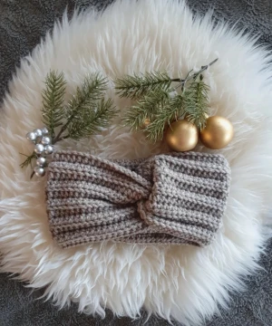 Virkat pannband  - Virkat pannband Virkat av mig i ett mjukt akrylgarn.. Passar de ca 12 år. Onesize. Töjbart