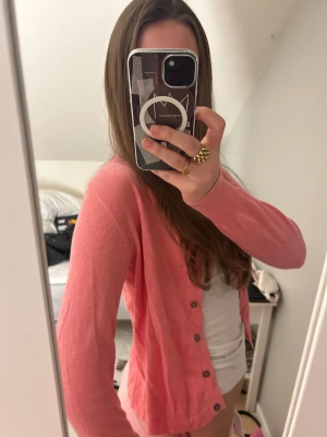 Kofta rosa/coral - Mjuk och inte alls stickig kofta från new house i storlek xs 💕 sitter som xs eller s och är väldigt bekväm. Plagget finns nog inte kvar att köpa någonstans 🙌 köpt för typ 250 eller mer tror jag💕
