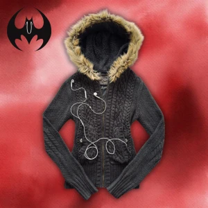 Mörkgrå / svart fodrad stickar kofta med dragkedja och pälshuva S/M - Mörkgrå / svart fodrad stickat kofta med dragkedja och pälshuva | Size S/M | Längd: 58cm Armlängd: 63cm Midja: 39cm 