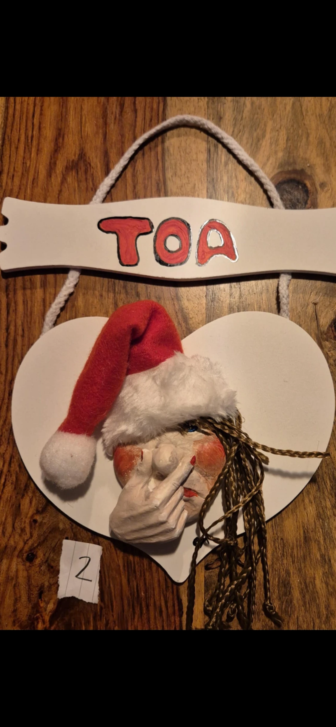 Röd och vit tomteluva med fluffkant