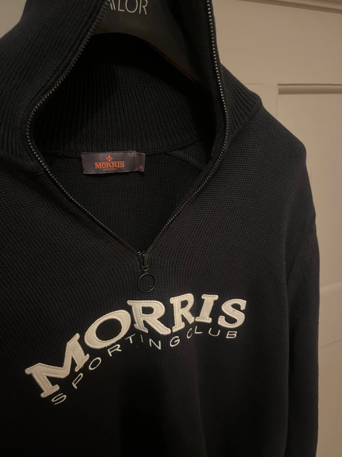 Svart stickad quarter zip från Morris - 1