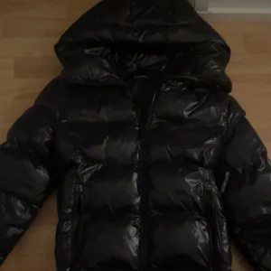 Everest jacka - Säljer denna everest jackan som jag köpte 2024 eftersom att den inte passar min stil längre.Den är svart men kanske ser lite mörkblå ut på sista bilden eftersom jag tog bild med blixt. Är inte säker på hur mycket jag köpte den för, tror runt 800-1000