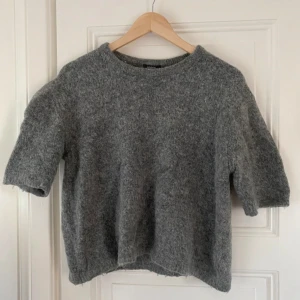 Grå stickad tröja från Lindex - Mysig grå stickad tröja från Lindex med trekvarts ärmar och rund halsringning. Tröjan är använd en gång och är i nyskick💓 Nypris 500kr