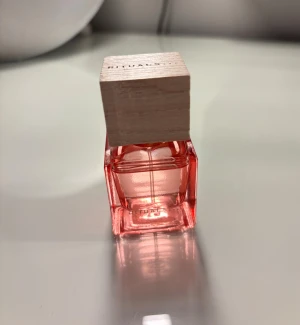 Rêve de Hanami parfym  - Parfymen är från Ritualt och är helt oanvänd, fick den i ett govosett därav finns ingen paketering. 