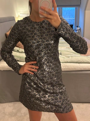 Paljett klänning  - Snygg silvrig klänning med massa paljetter på. 