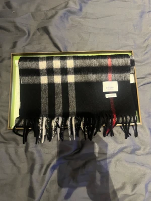 Burberry halsduk - Burberry halsduk i 100% Kashmir 
