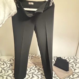 Svarta kostymbyxor med broderad midja - Snygga svarta kostymbyxor 💕