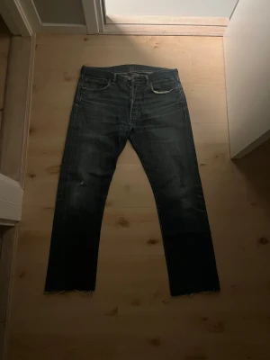 Levis 501 - Snygga Levis 501 jeans. Storlek 33/34 men sitter mer som 33/32. Bara att höra av sig vid frågor!