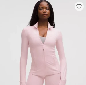 Ljusrosa zip-jacka från Lululemon - Säljer en ljusrosa zip-jacka från Lululemon med figurnära passform och hög krage. Jackan har långa ärmar med tumhål, två sidofickor med dragkedja och stilren design. Perfekt för träning eller chill. Materialet är mjukt och stretchigt syntet. I storlek 6 vilket motsvarar ungefär storlek S 