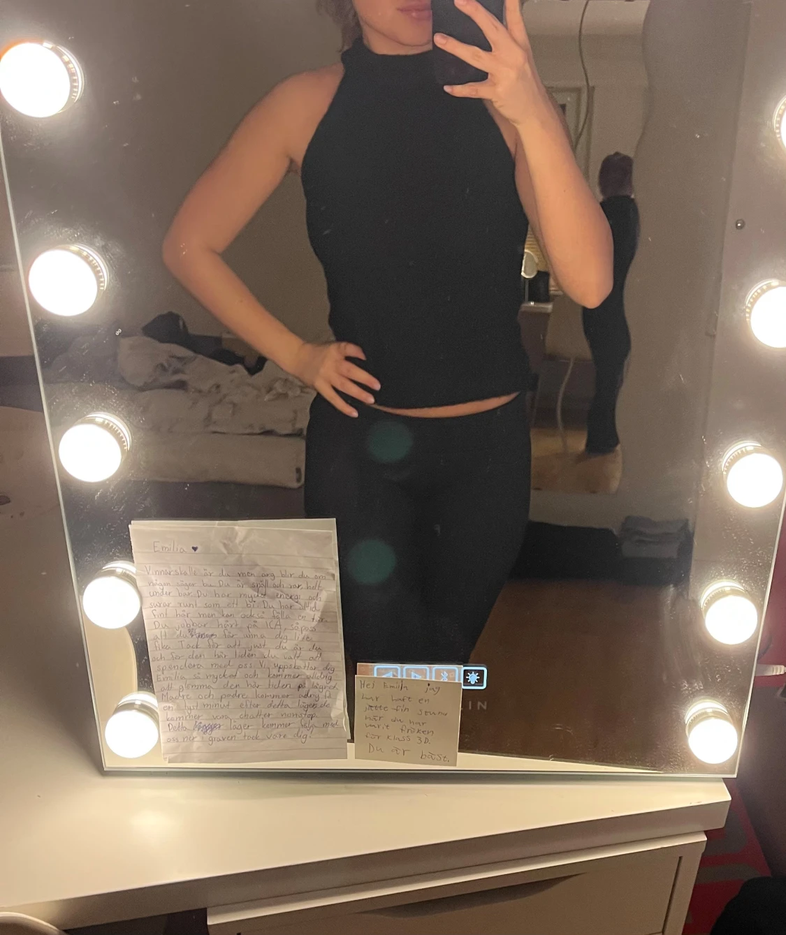 Svart fluffig polotopp